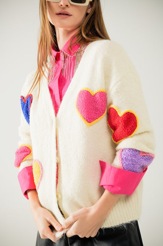 Q2 Rebeca de punto beige con corazones bordados