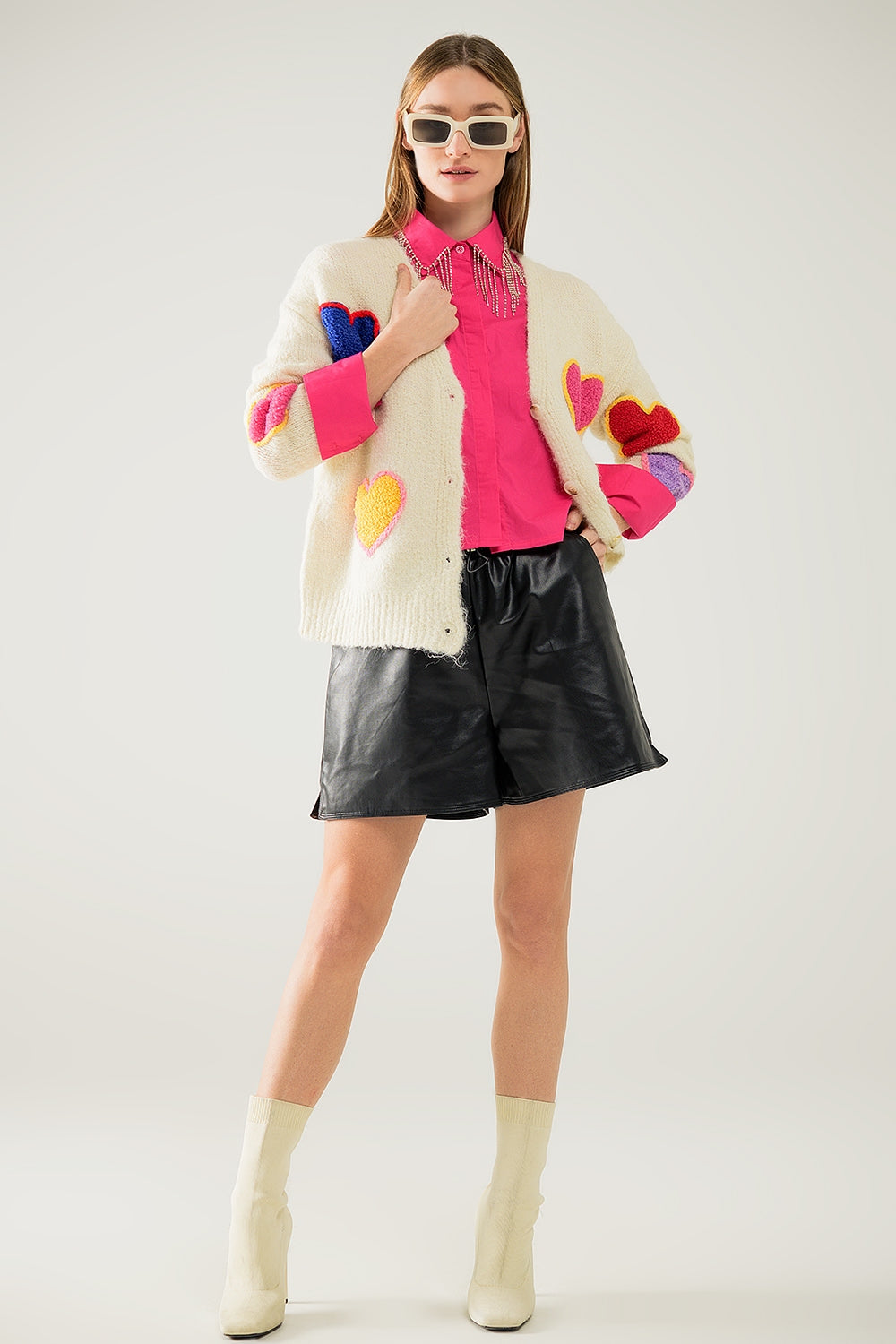Rebeca de punto beige con corazones bordados