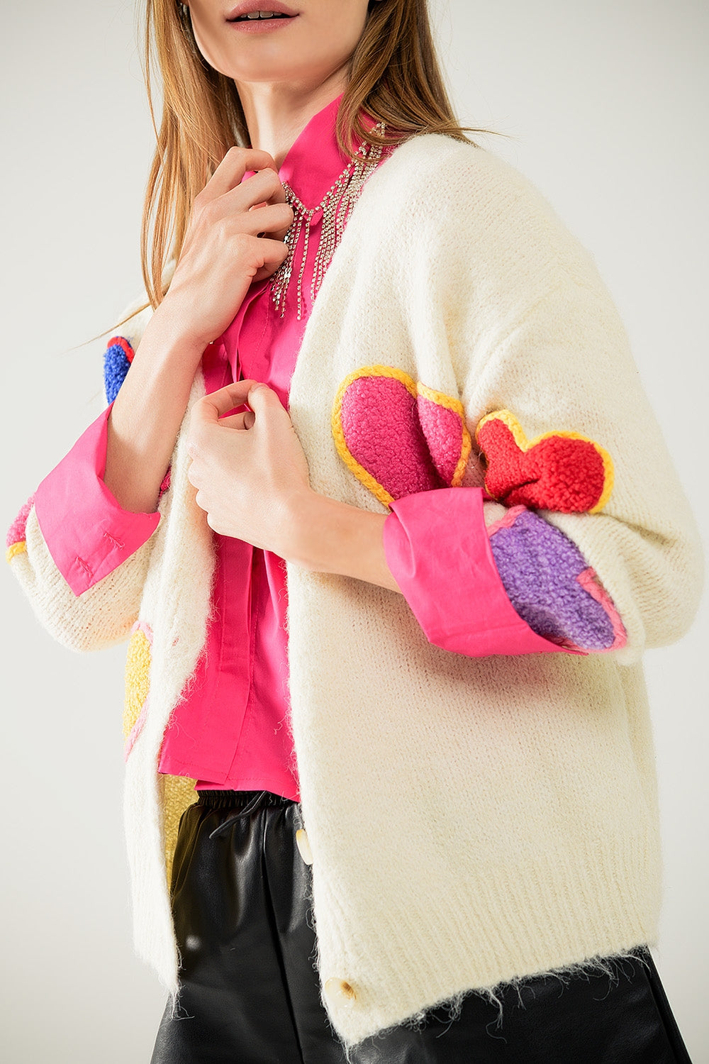 Rebeca de punto beige con corazones bordados