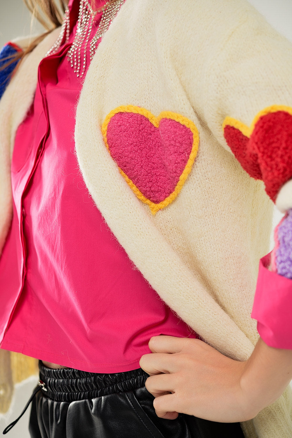 Rebeca de punto beige con corazones bordados