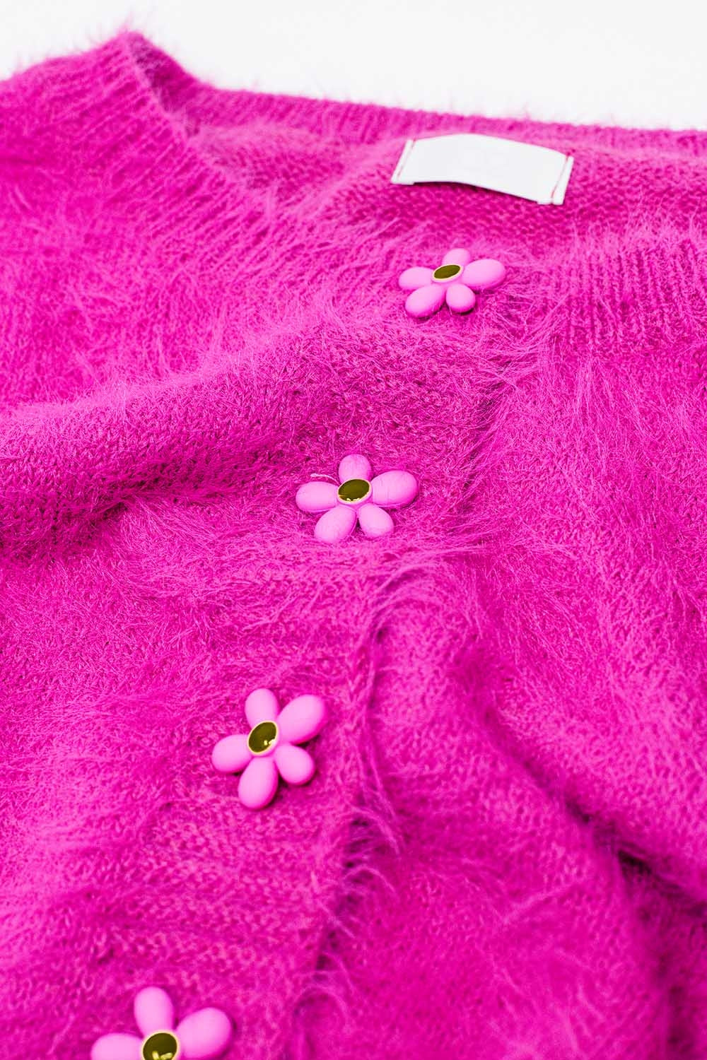 Rebeca rosa corta y esponjosa con botones de flores