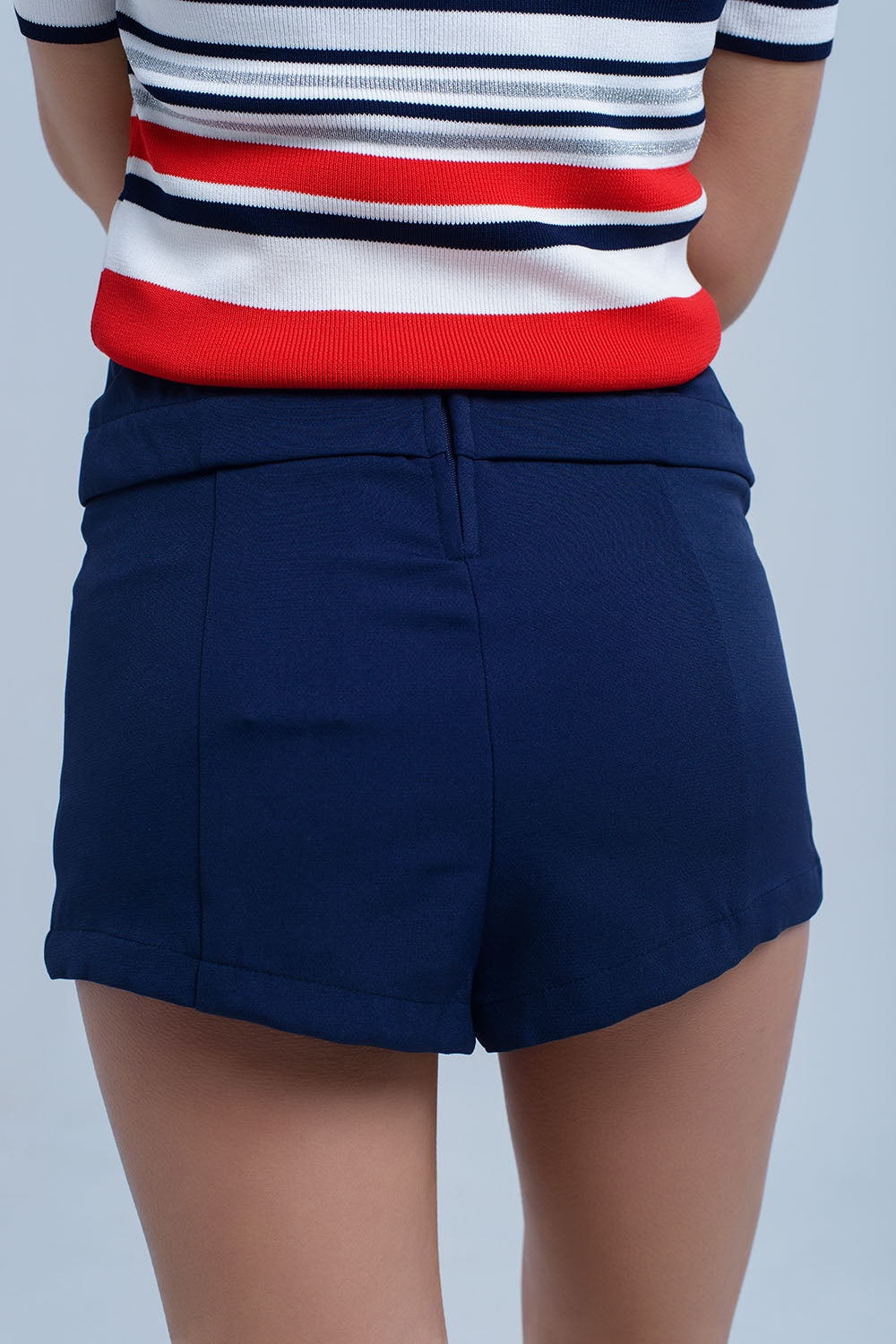 Short marino con detalle anudado