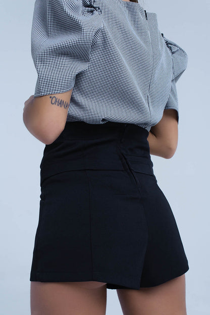 Short negro con detalle anudado