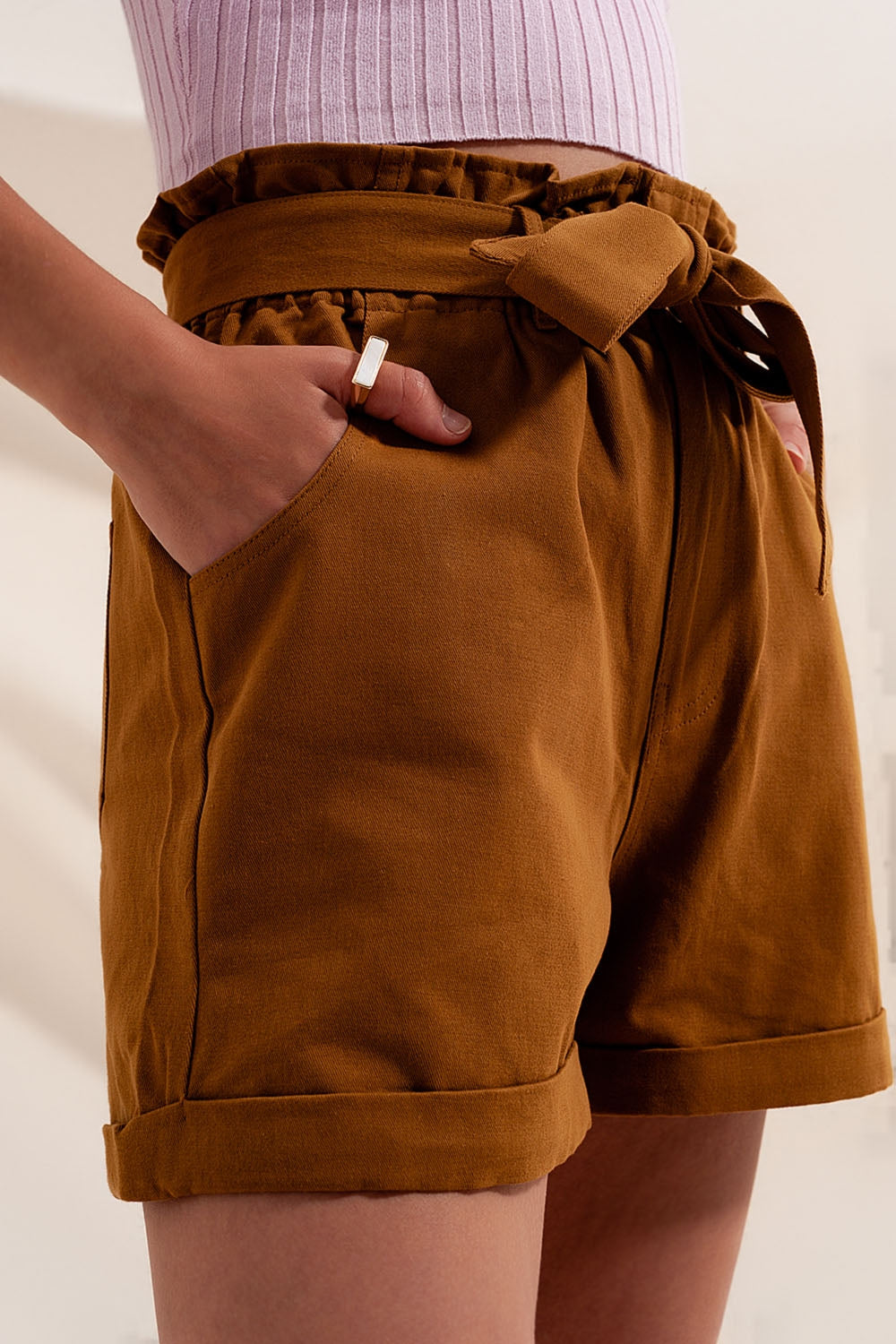 Shorts Camel con cinturón