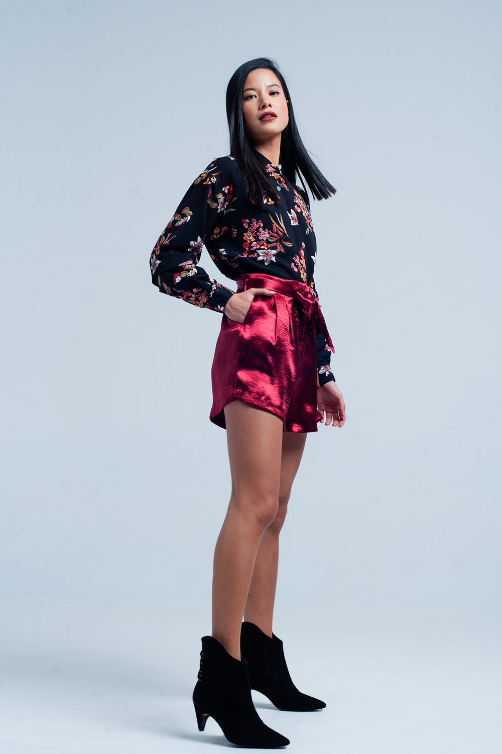 Shorts de raso rojo con lazo en la cintura
