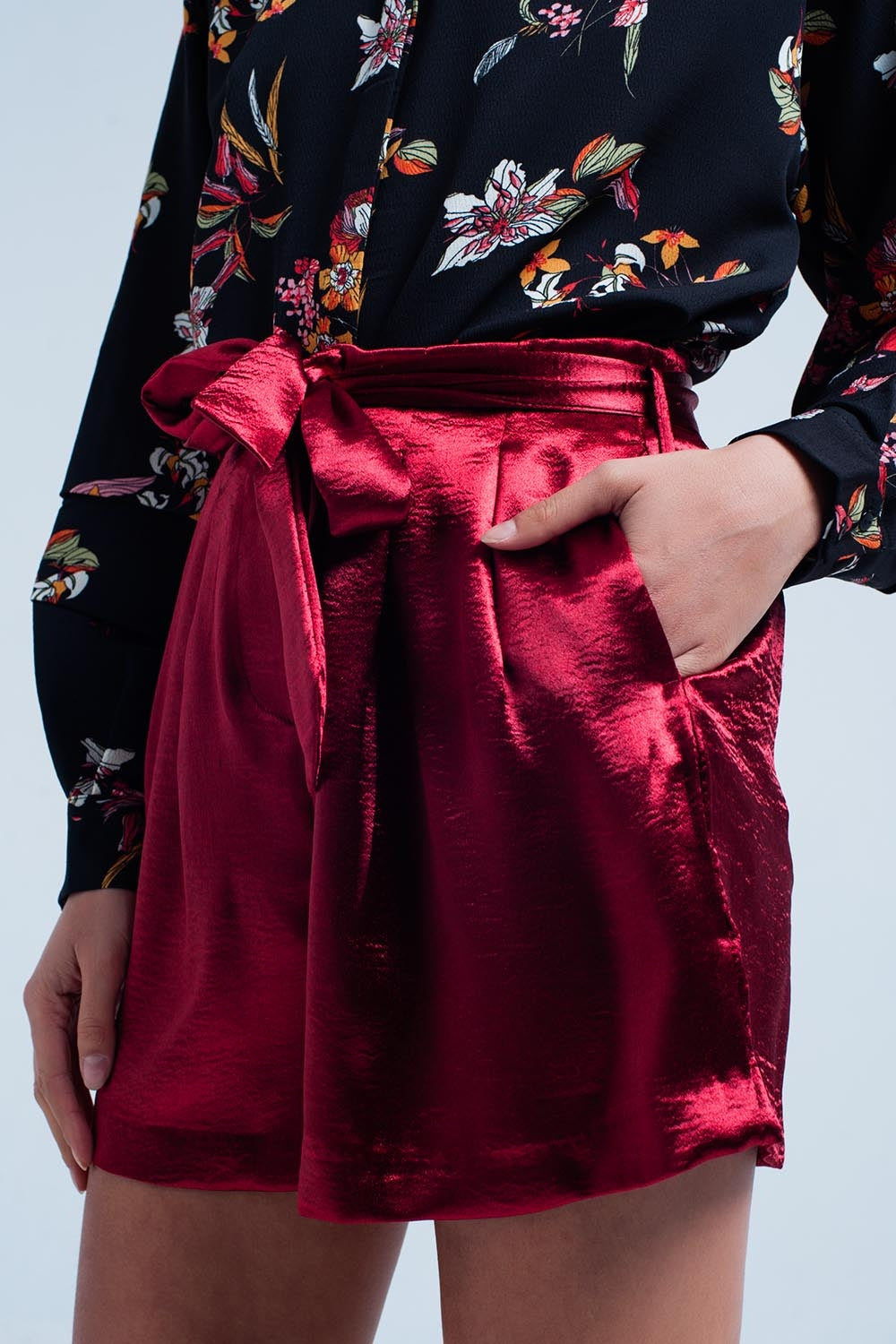 Shorts de raso rojo con lazo en la cintura