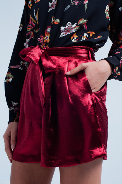 Shorts de raso rojo con lazo en la cintura