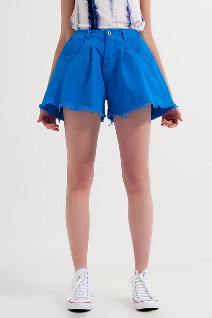Shorts vaqueros azul acampanados con bajo deshilachado