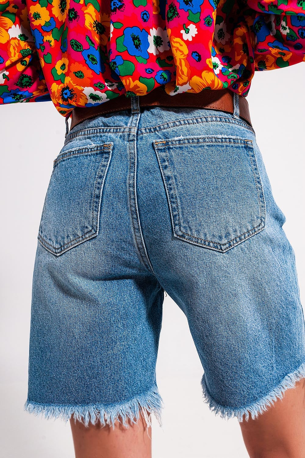 Shorts vaqueros azul claro con detalles deshilachados