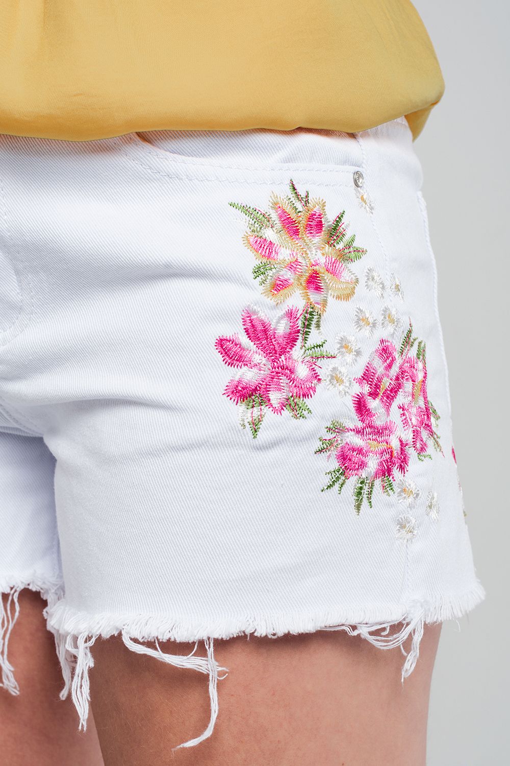 Shorts vaqueros color blanco con flores bordadas