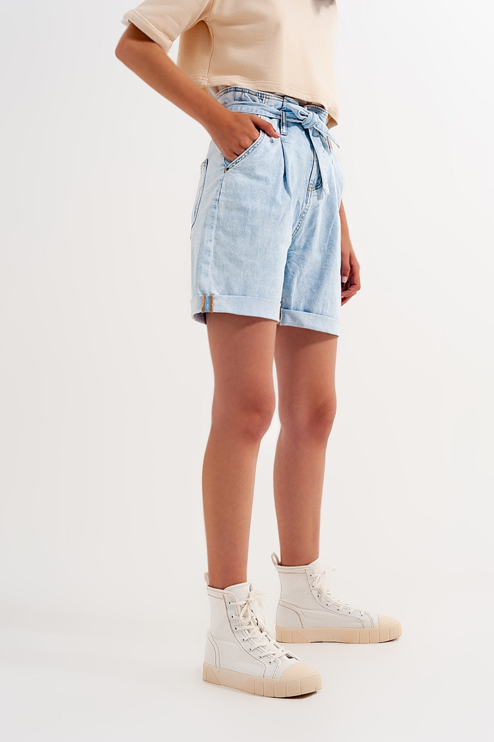 Shorts vaqueros con lavado azul claro y lazada en la cintura