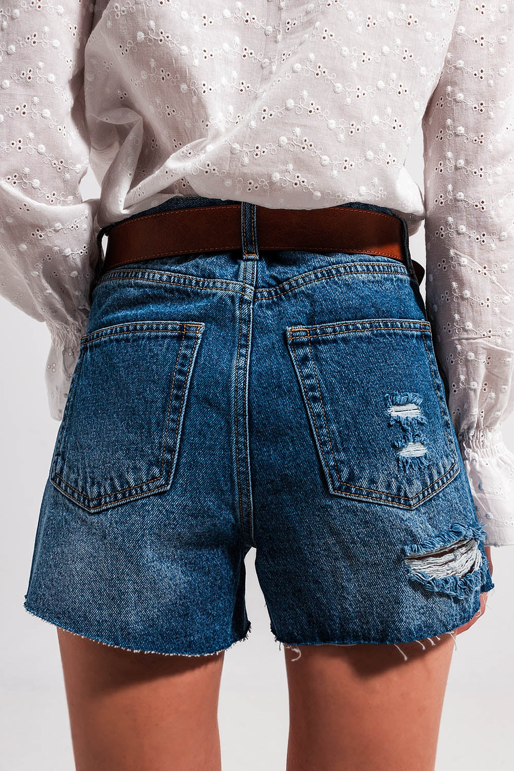 Shorts vaqueros con lavado medio de talle alto con diseño rasgado