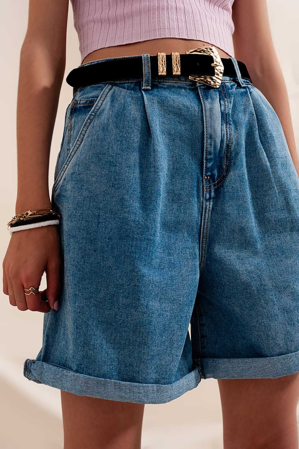 Shorts vaqueros con lavado medio y pinzas de tiro alto
