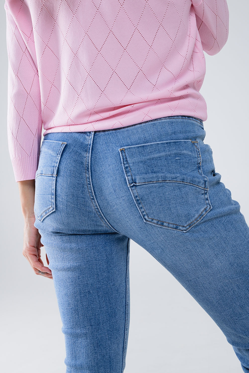 Skinny Jeans En lavado claro con detalle en el bolsillo