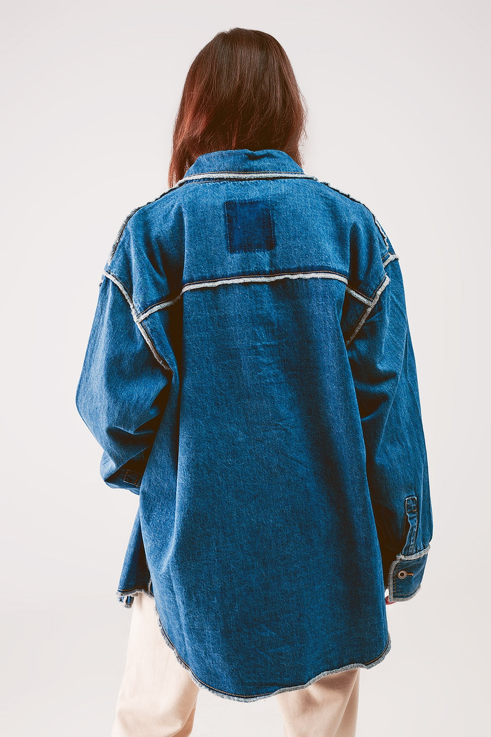 Sobrecamisa vaquera con detalle de costuras en el contorno y lavado medio