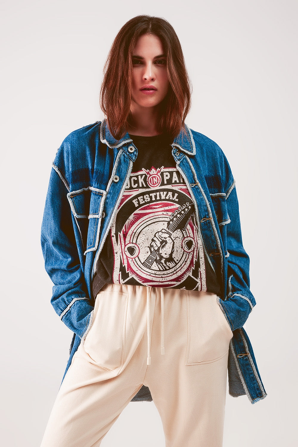 Sobrecamisa vaquera con detalle de costuras en el contorno y lavado medio