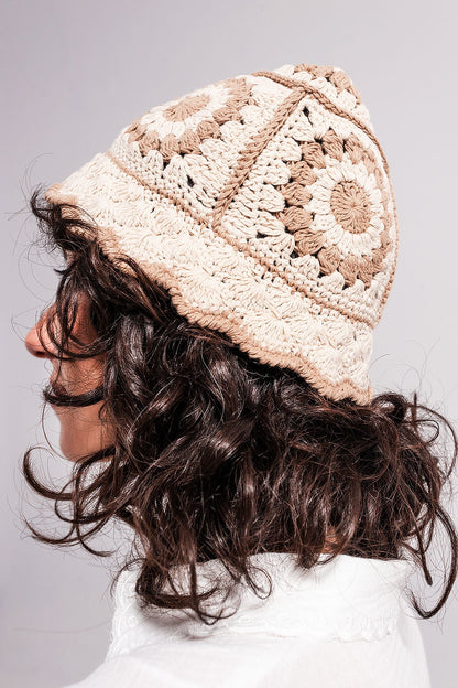 Sombrero de pescador beige con detalle de margarita de croché