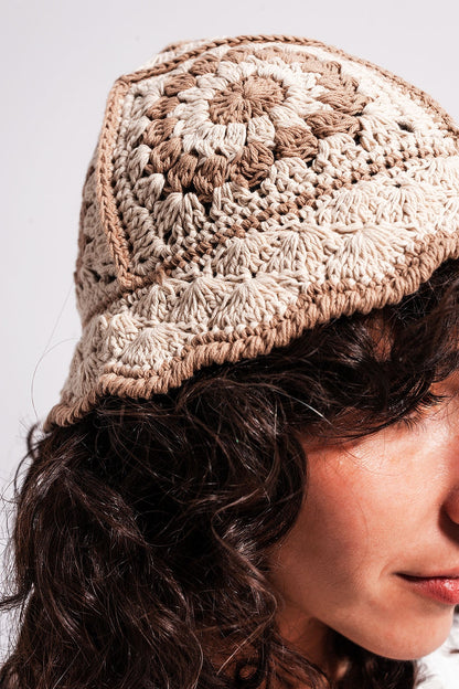 Sombrero de pescador beige con detalle de margarita de croché
