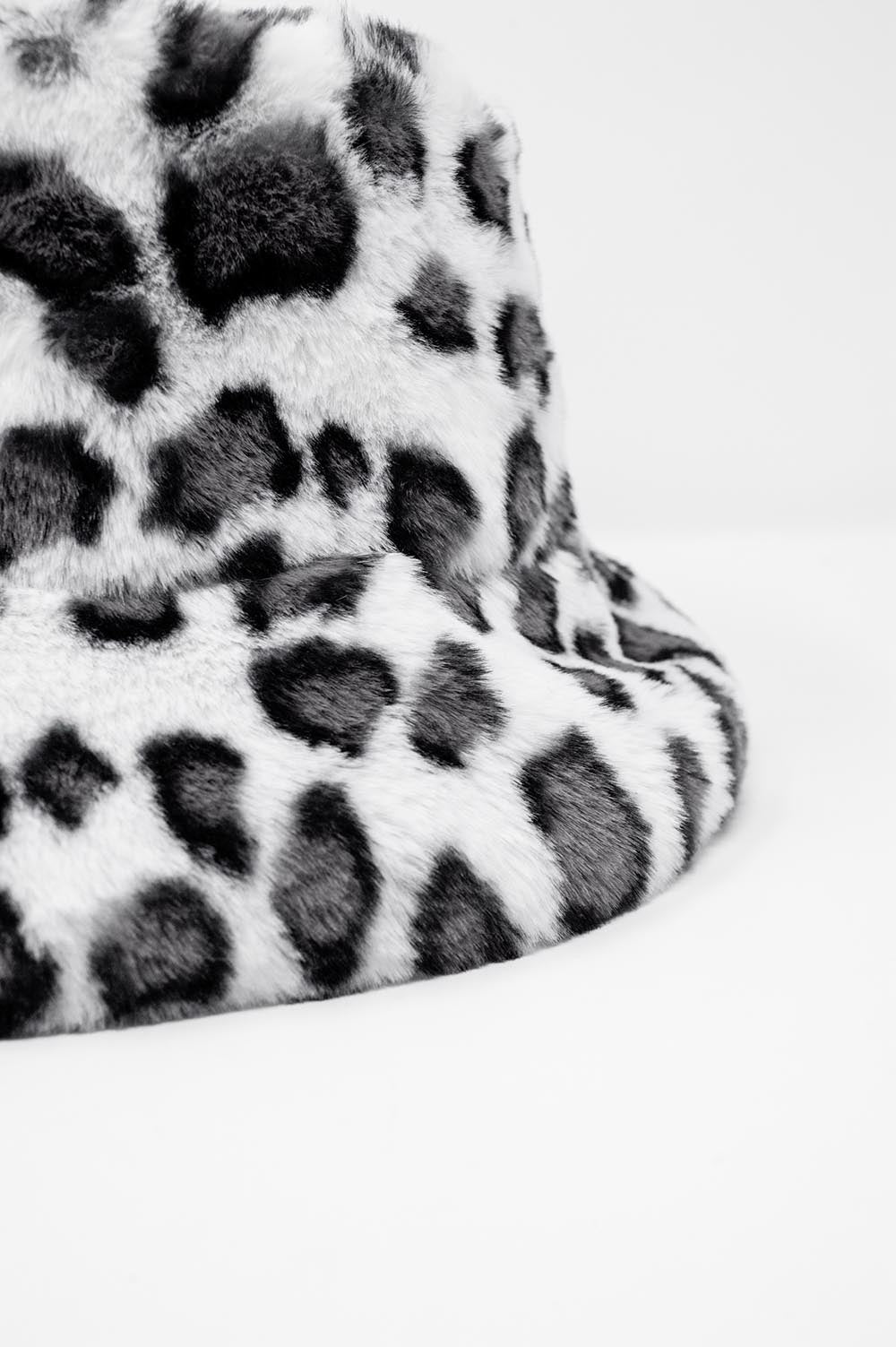 Sombrero de pescador con estampado animal en blanco