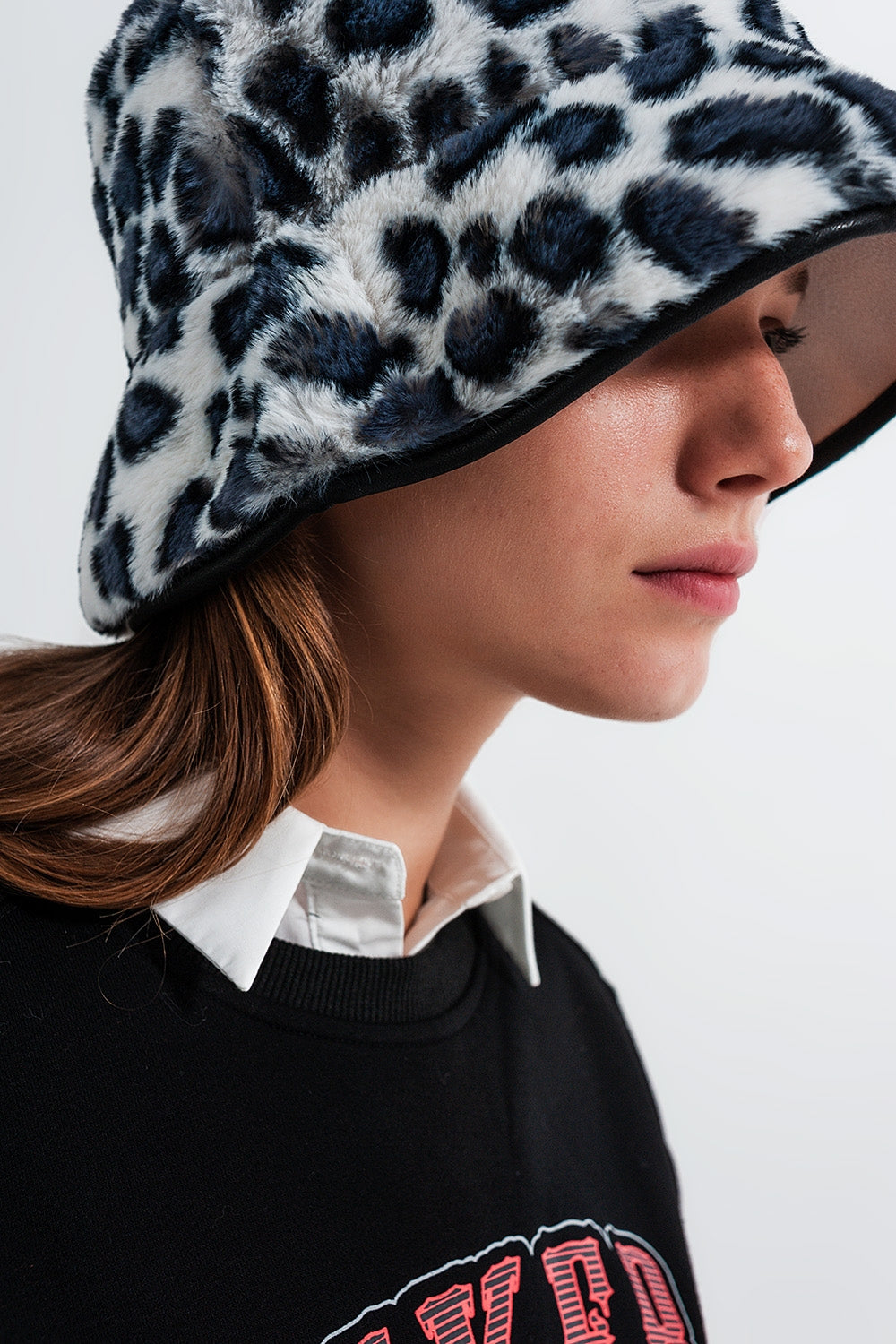 Sombrero de pescador con estampado animal en gris
