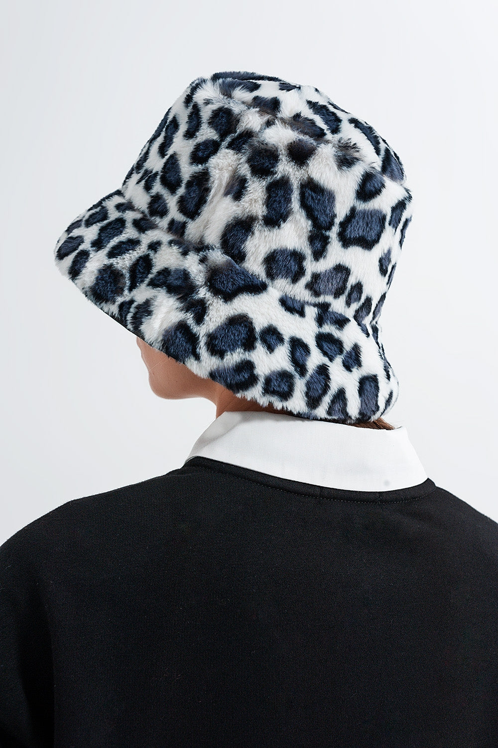 Sombrero de pescador con estampado animal en gris