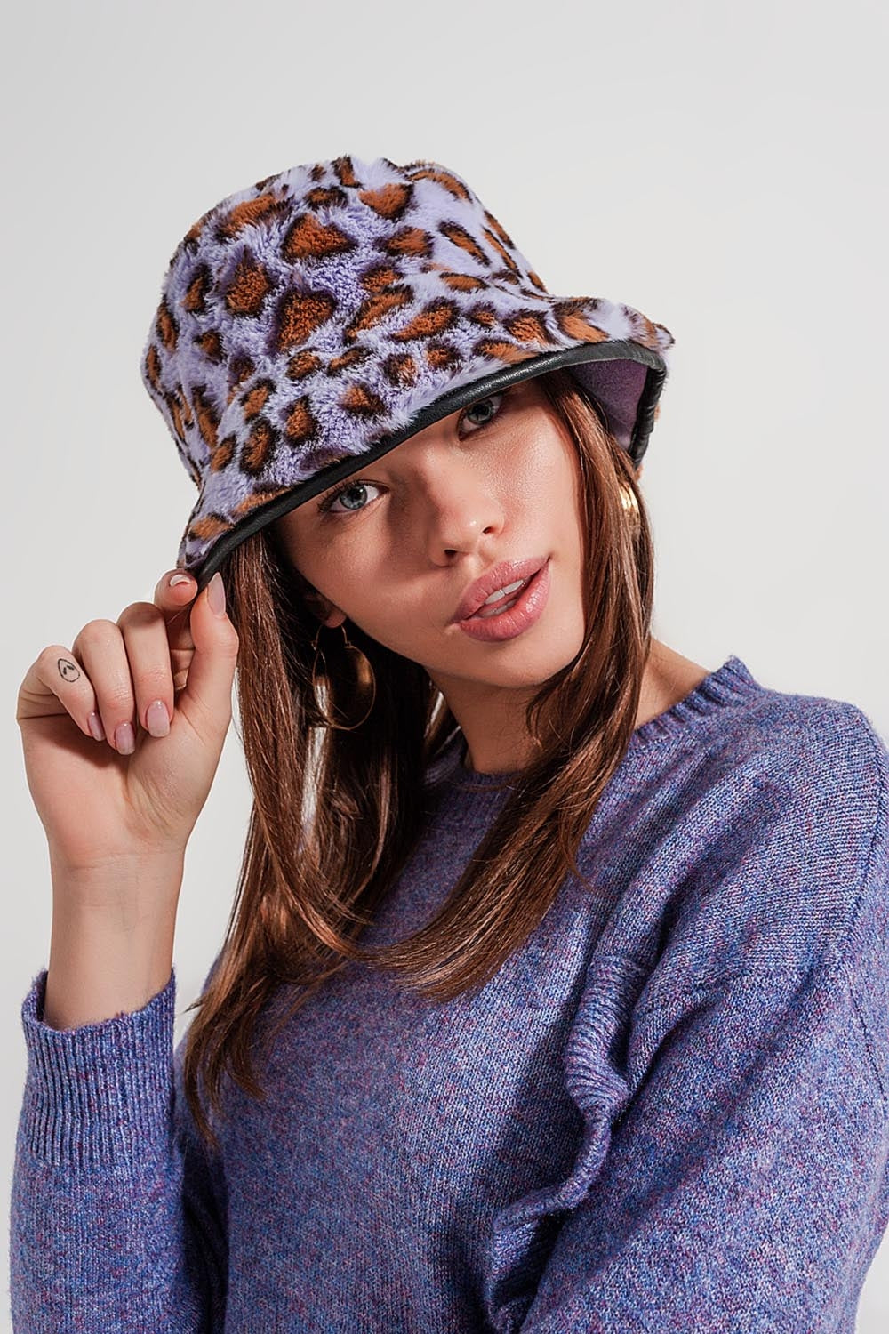 Sombrero de pescador con estampado animal en morado