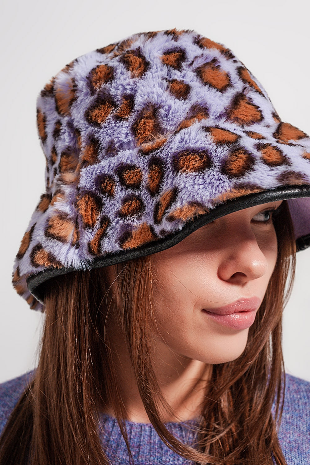 Sombrero de pescador con estampado animal en morado