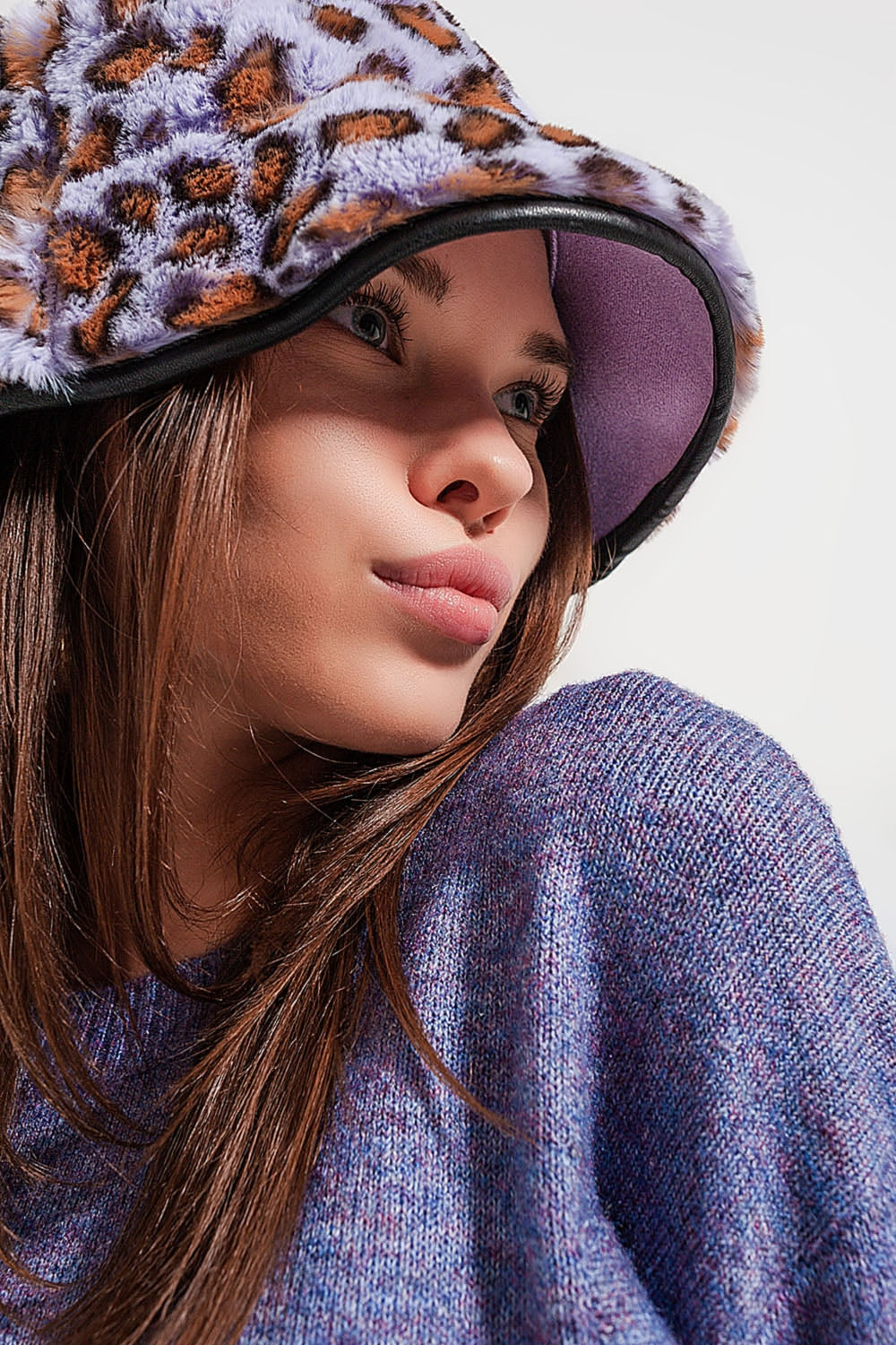 Sombrero de pescador con estampado animal en morado