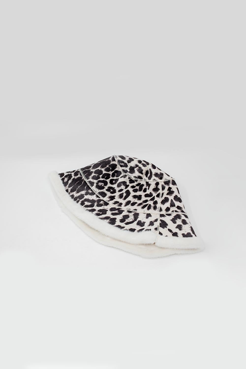 Sombrero de pescador con estampado de leopardo reversible color crema