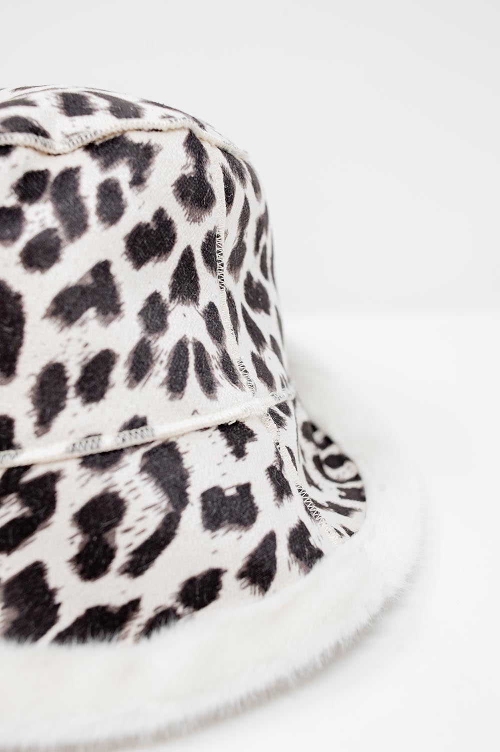 Sombrero de pescador con estampado de leopardo reversible color crema