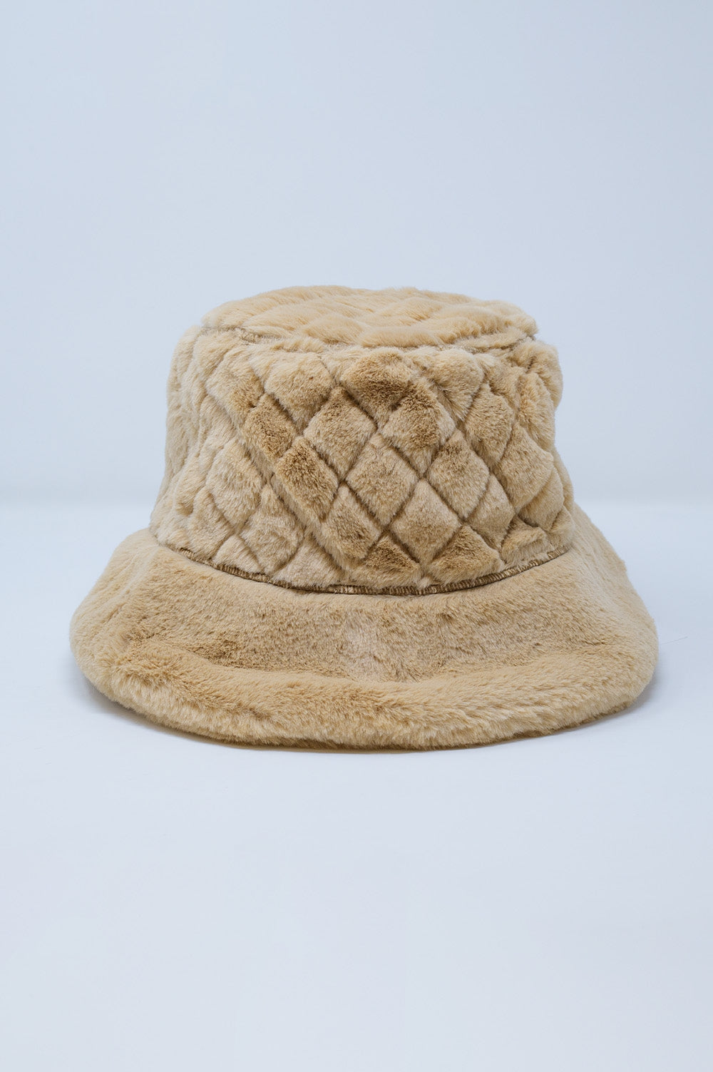 Q2 Sombrero tipo cubo acolchado en pelo sintético beige