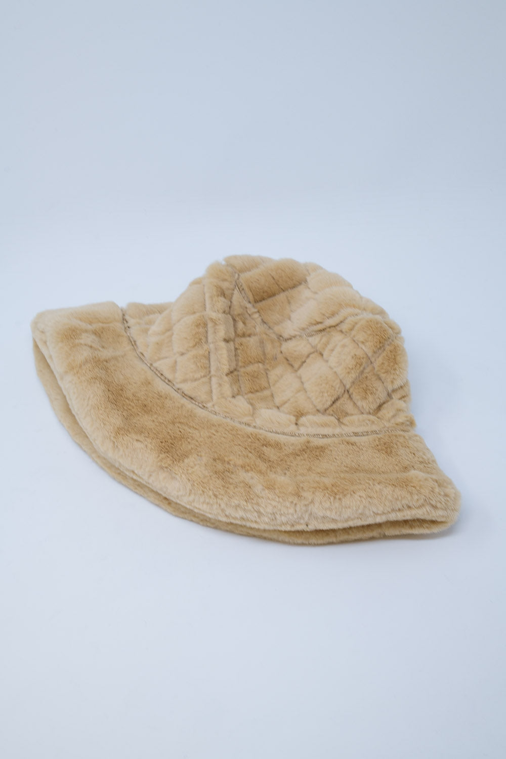 Sombrero tipo cubo acolchado en pelo sintético beige