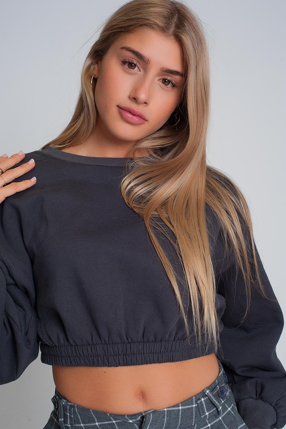 Sudadera corta deportiva en gris oscuro