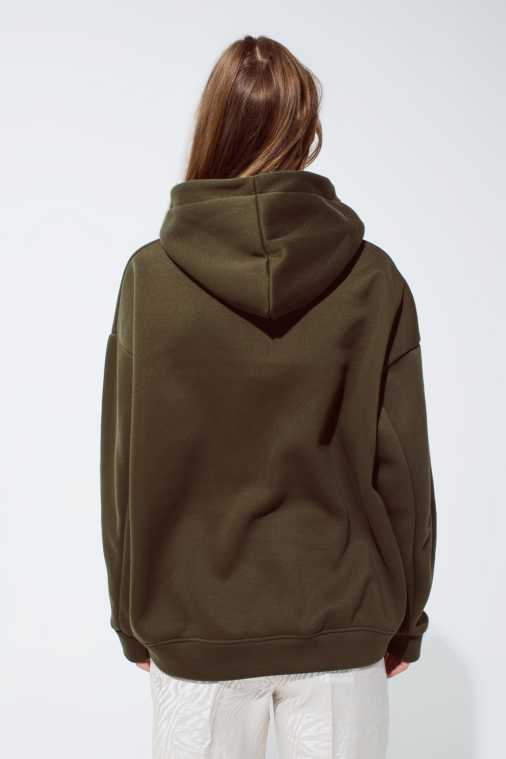 Sudadera de color caqui con texto bordado de Cest La Vie