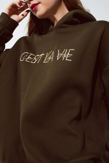 Sudadera de color caqui con texto bordado de Cest La Vie