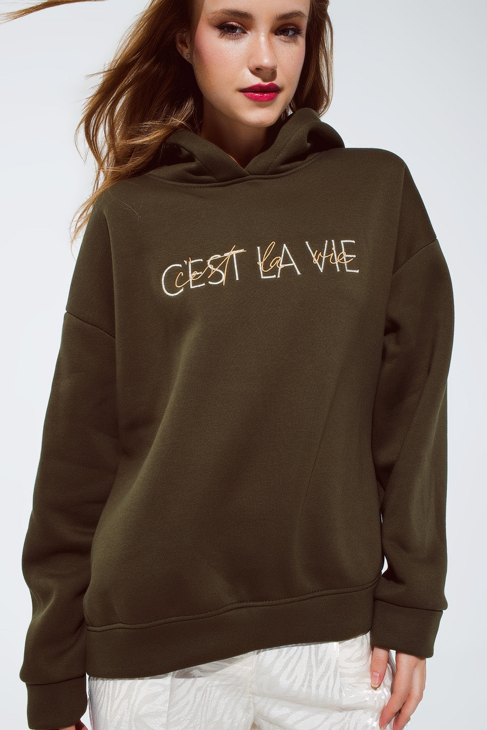 Sudadera de color caqui con texto bordado de Cest La Vie
