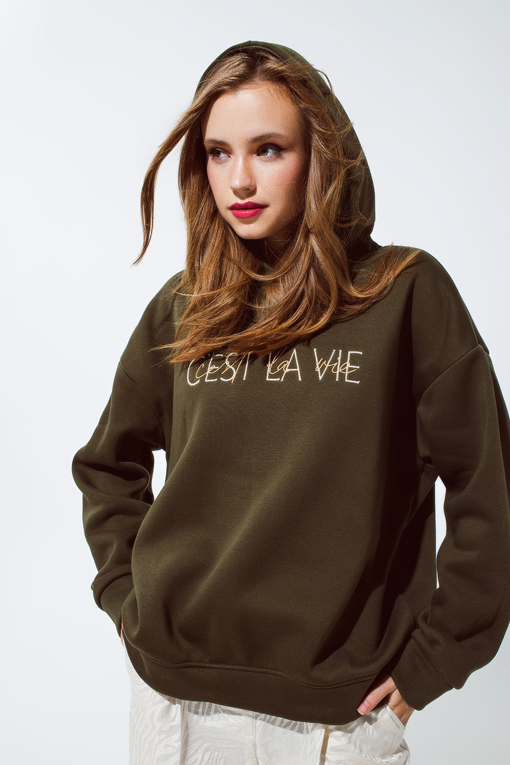 Sudadera de color caqui con texto bordado de Cest La Vie