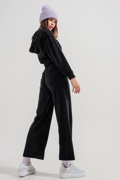 Sudadera negra con capucha y cremallera