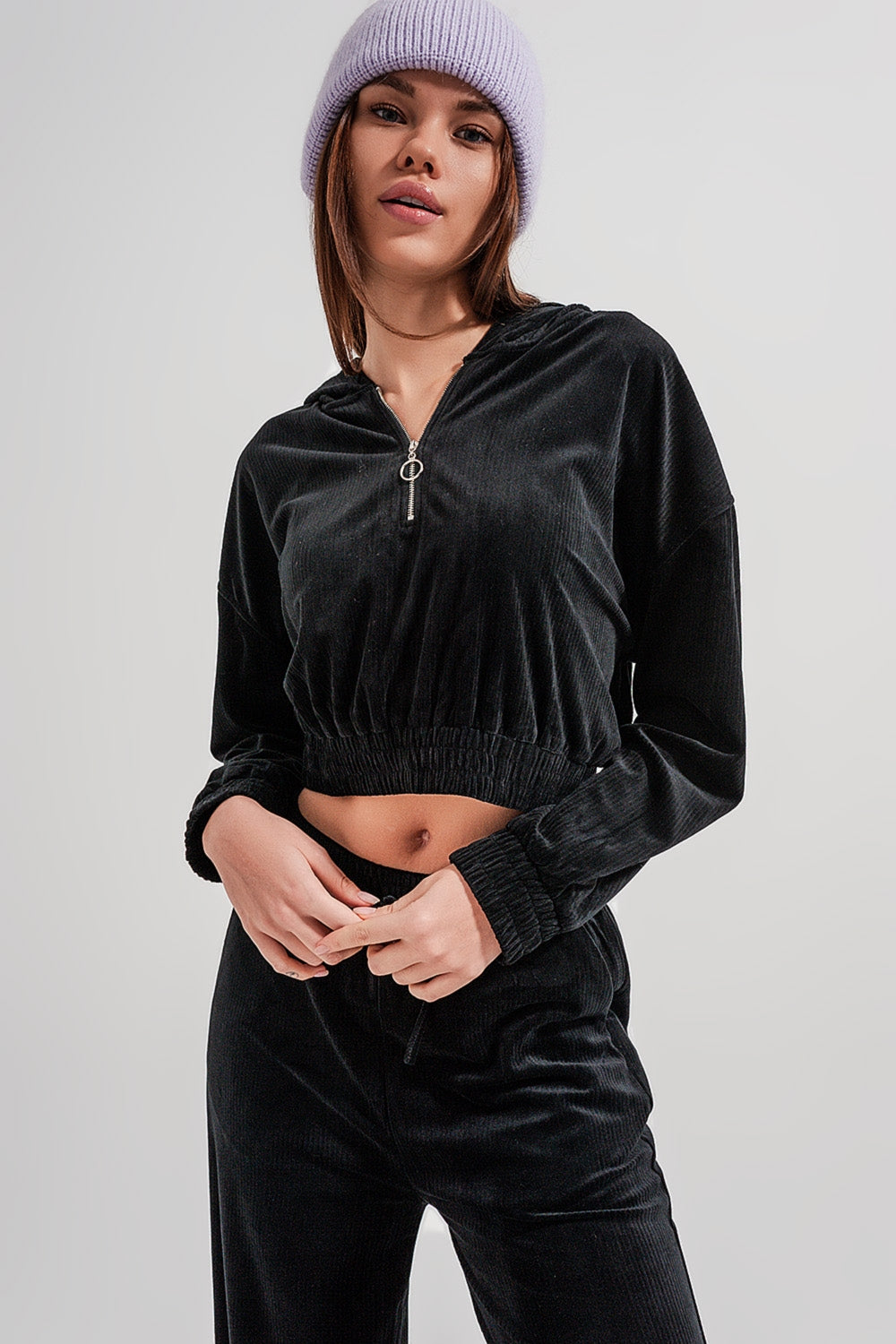 Sudadera negra con capucha y cremallera