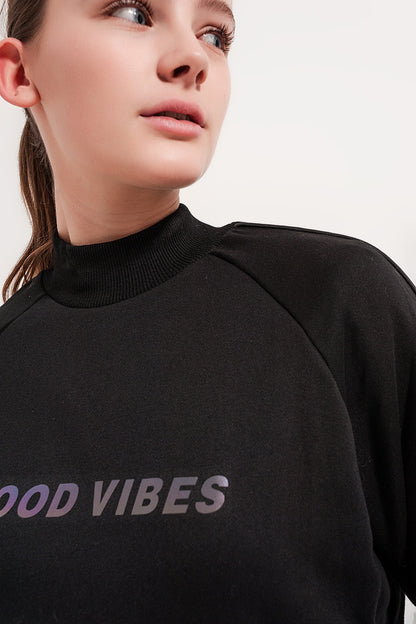 Sudadera negra con cuello subido