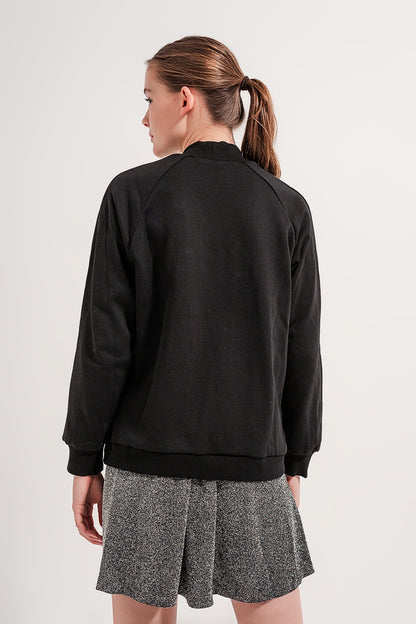 Sudadera negra con cuello subido