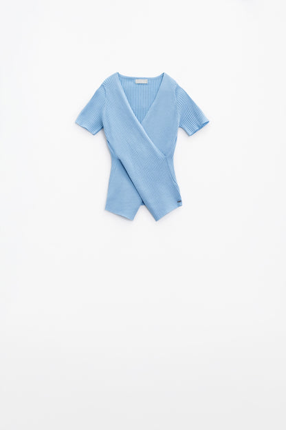 Sueter azul con la parte delantera cruzada y cuello en V