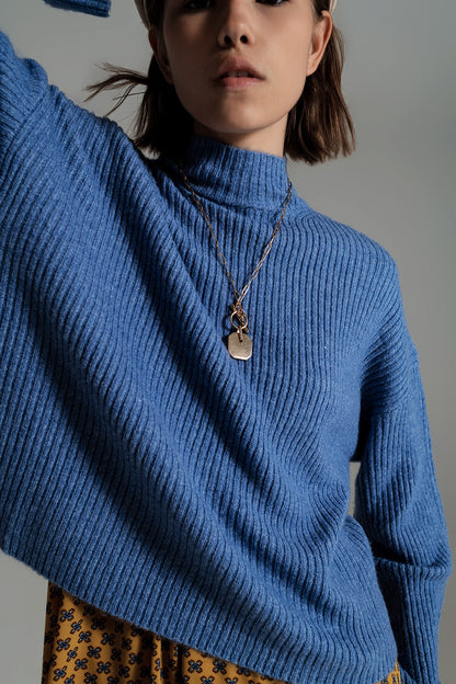 Suéter azul de cuello alto acanalado y suave