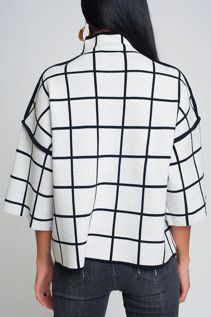 Suéter blanco 3/4 con estampado de cuadros detalle en la manga y cuello alto