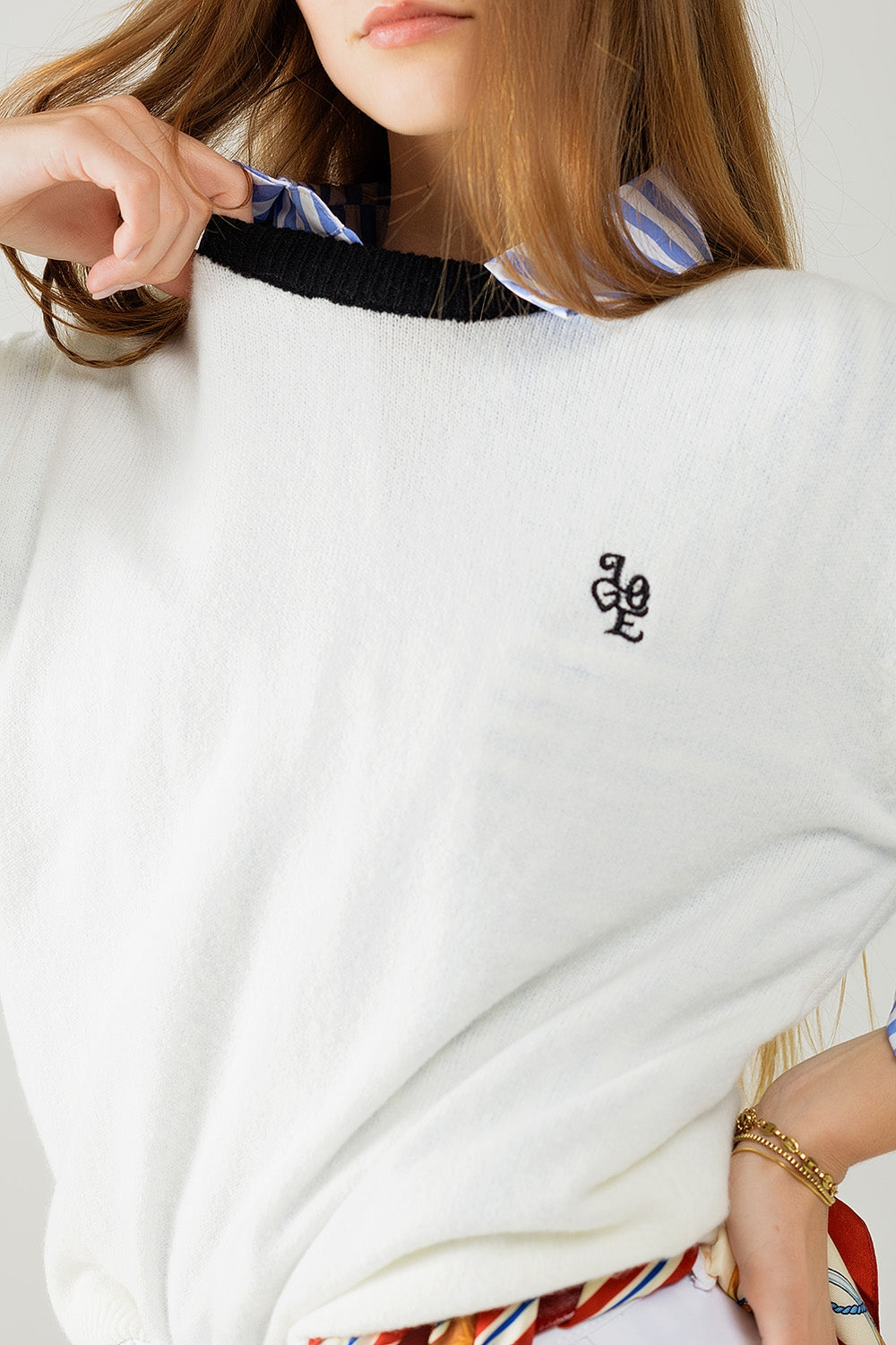 Suéter blanco con cuello en contraste y logo Love en el pecho.