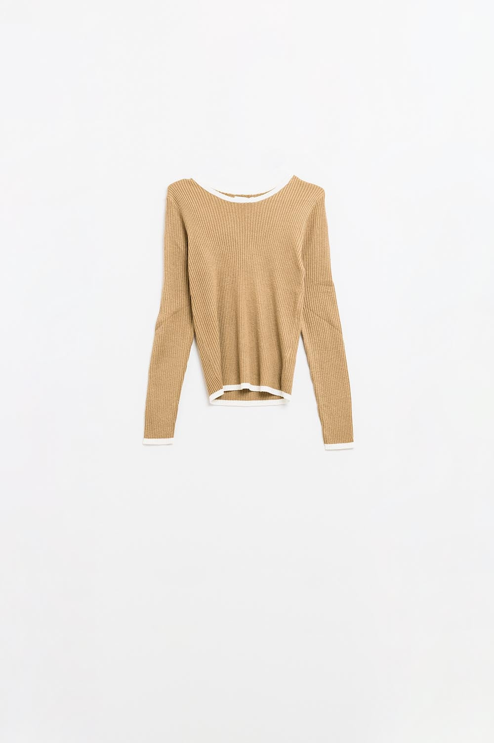 Suéter casual de canalé en color camel con detalle de ribete blanco
