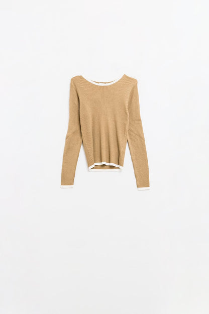 Suéter casual de canalé en color camel con detalle de ribete blanco