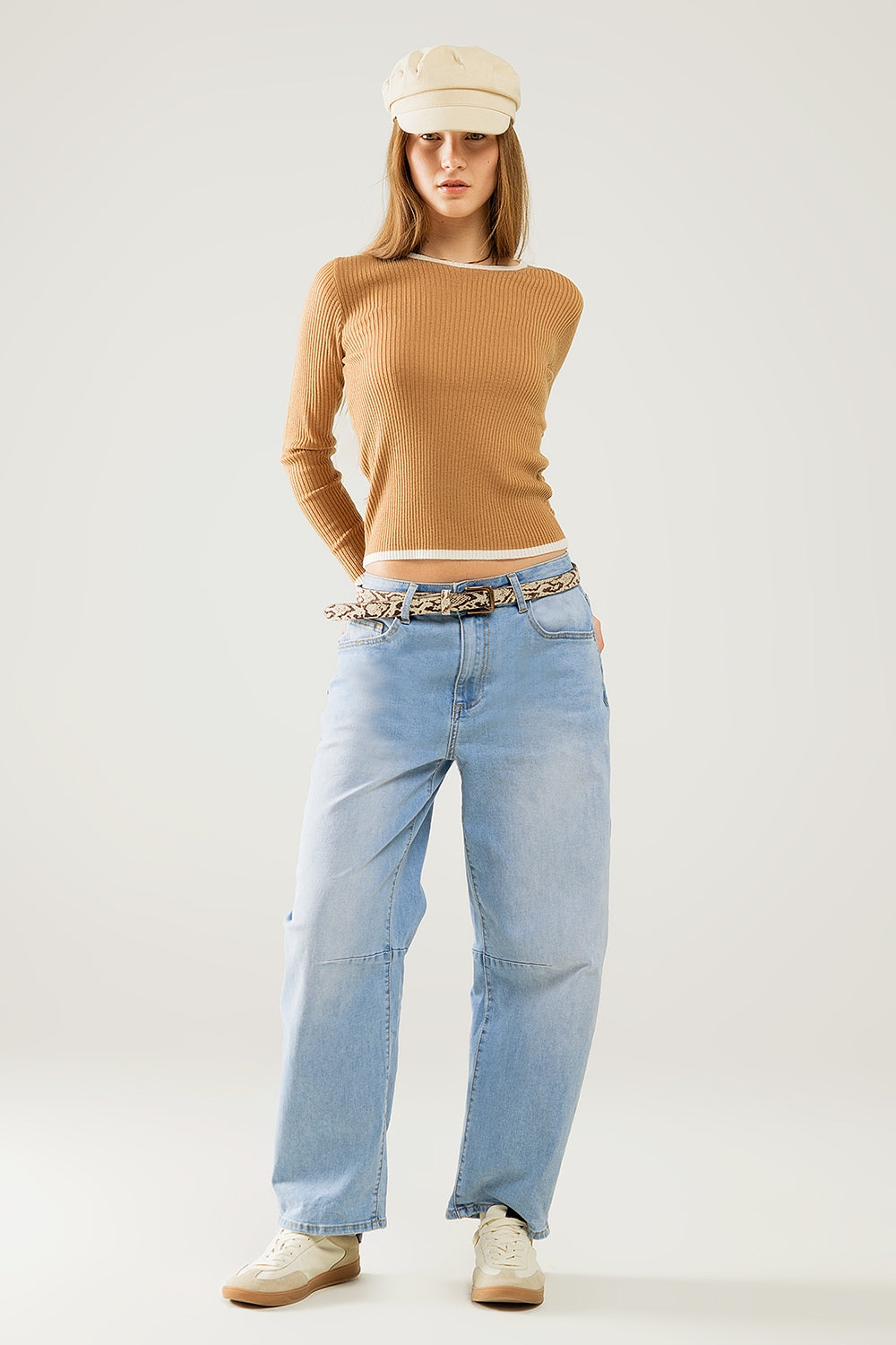 Suéter casual de canalé en color camel con detalle de ribete blanco