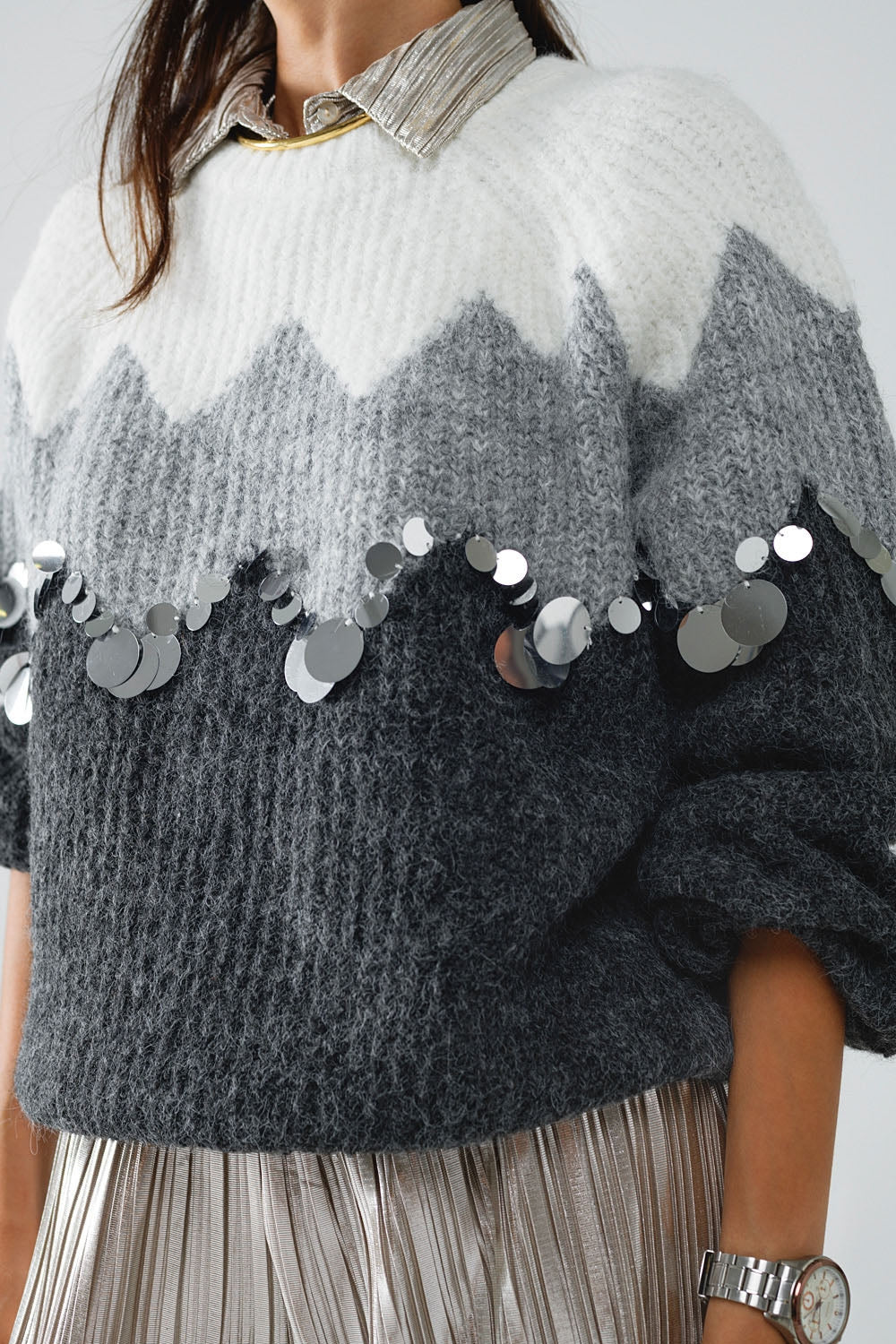 Suéter con diseño de espiga y detalles de lentejuelas en gris