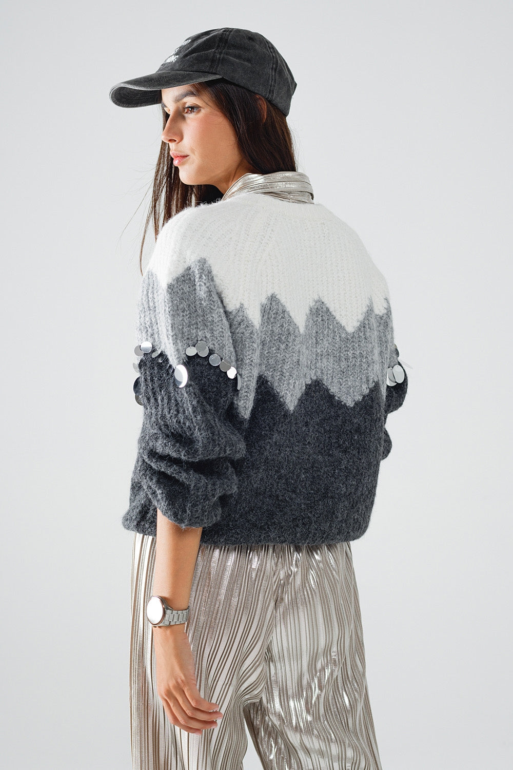 Suéter con diseño de espiga y detalles de lentejuelas en gris